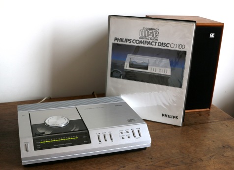 Le CD100 était accompagné d'un coffret contenant le mode d'emploi, un livret explicatif sur la musique numérisé et un CD de démonstration.